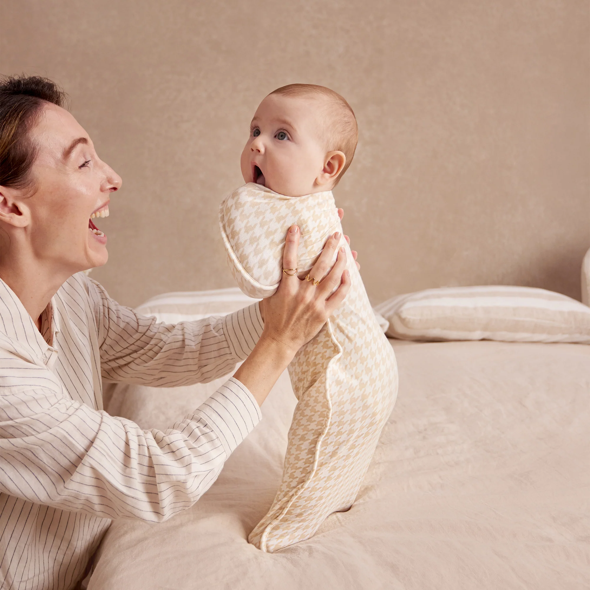 Swaddle Up™ 1.0 TOG Cotton Tan Houndstooth - Image 9